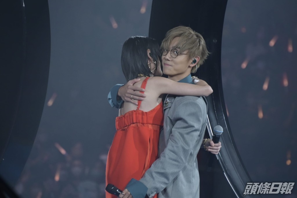 兩人攬攬互相扶持。